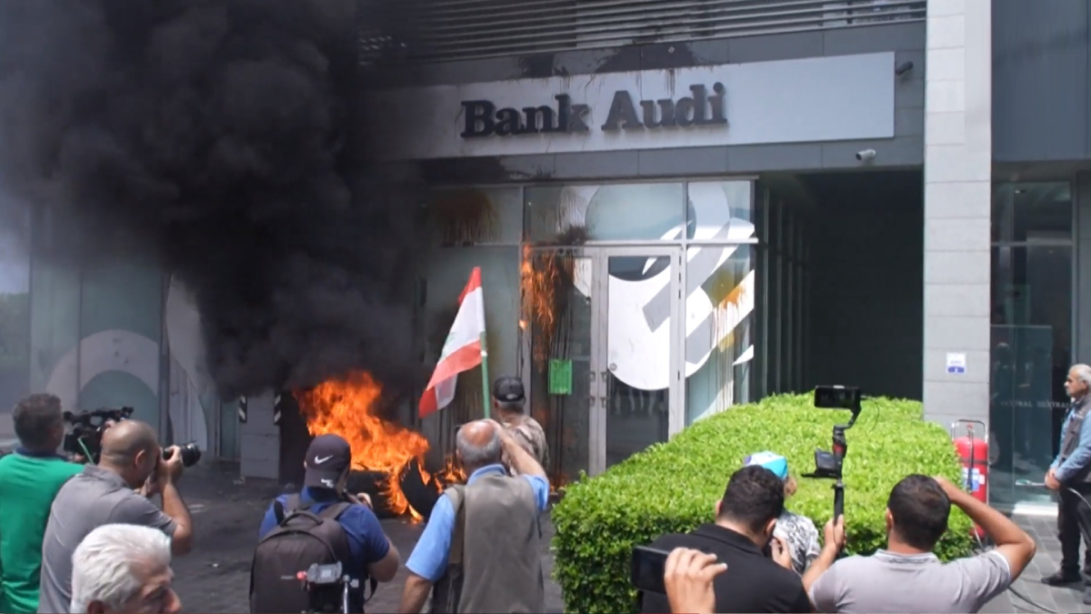 في ظل فراغ سياسي.. لبنانيون يحرقون المصارف للمطالبة بأموالهم