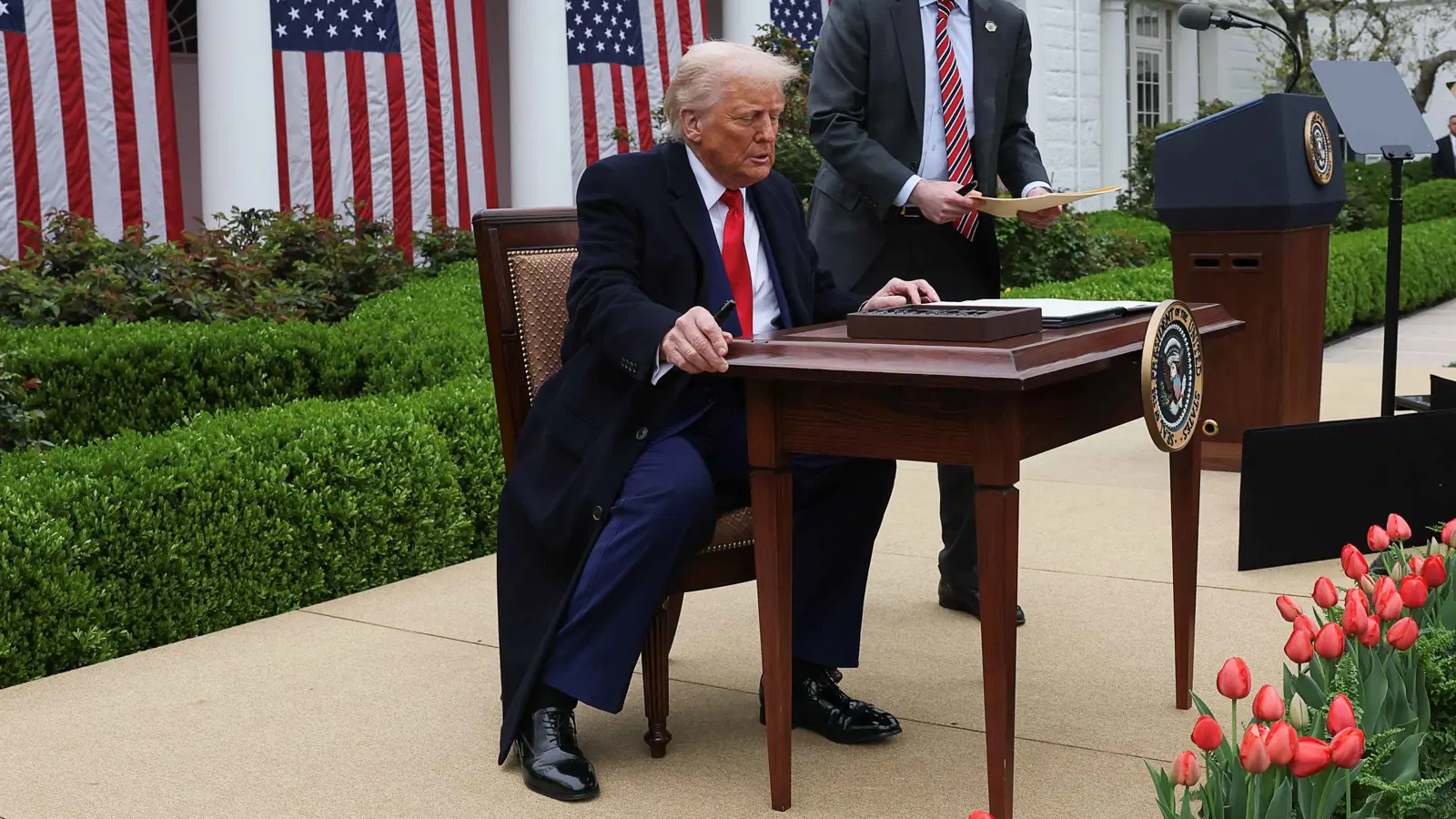 اليورو يصعد والدولار يتراجع.. رسوم ترامب تربك أسواق المال