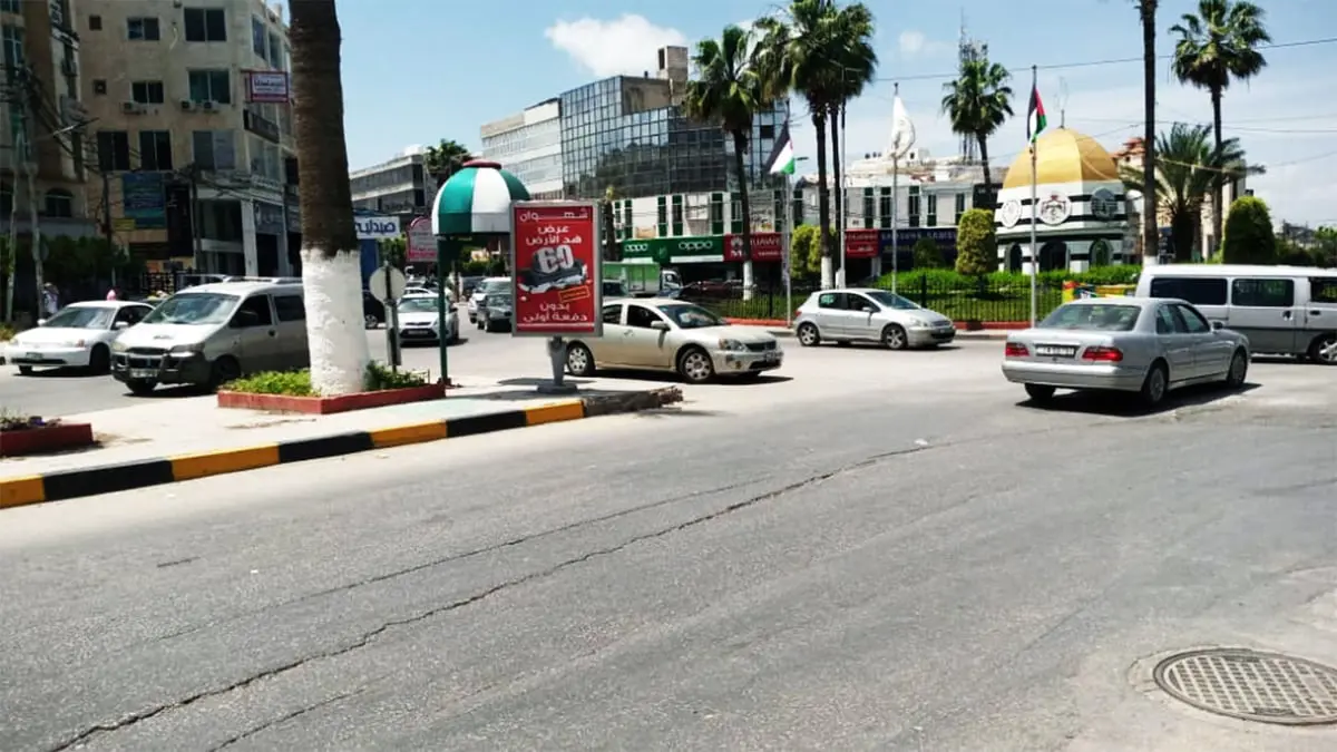 كويتي في الأردن يعتلي مركبته ويرمي النقود بالشارع العام (فيديو)