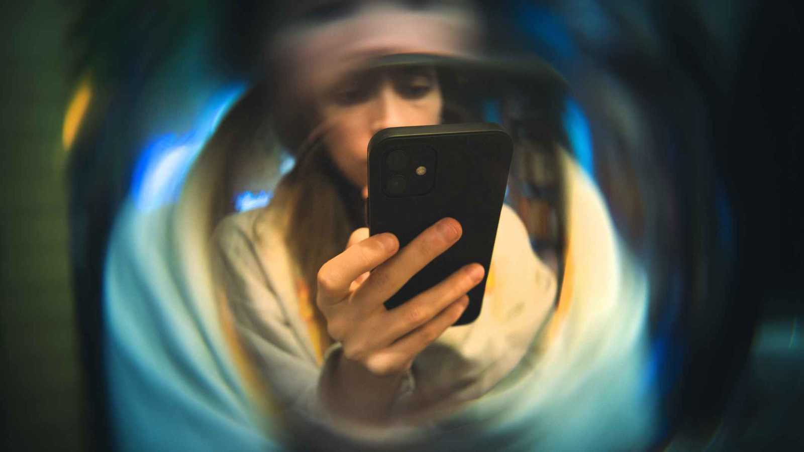 "الظلال الرقمية".. ما الذي يربط بين "كهف أفلاطون" وإدمان الإنترنت؟