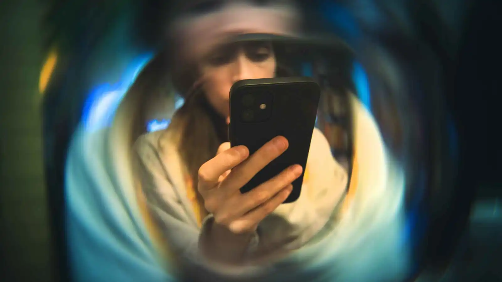 "الظلال الرقمية".. ما الذي يربط بين "كهف أفلاطون" وإدمان الإنترنت؟