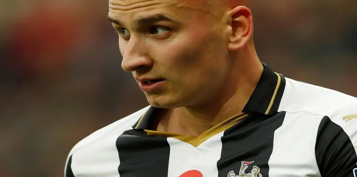 الاتحاد الإنجليزي يتهم لاعب نيوكاسل بسوء التصرف