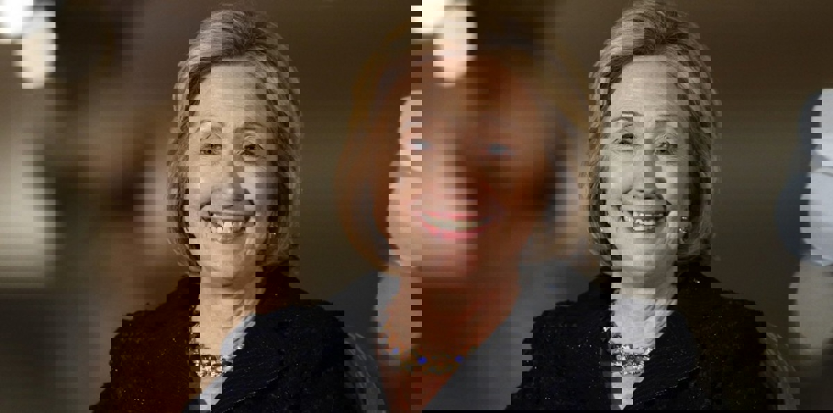 هل يجوز التغريد حول الإيحاءات الجنسية في بعض ابتسامات هيلاري؟‎