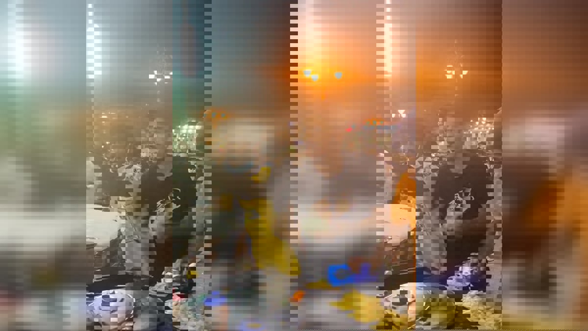 بائع "بطاطس" سعودي يثير الجدل بعد منعه من العمل على الطريق