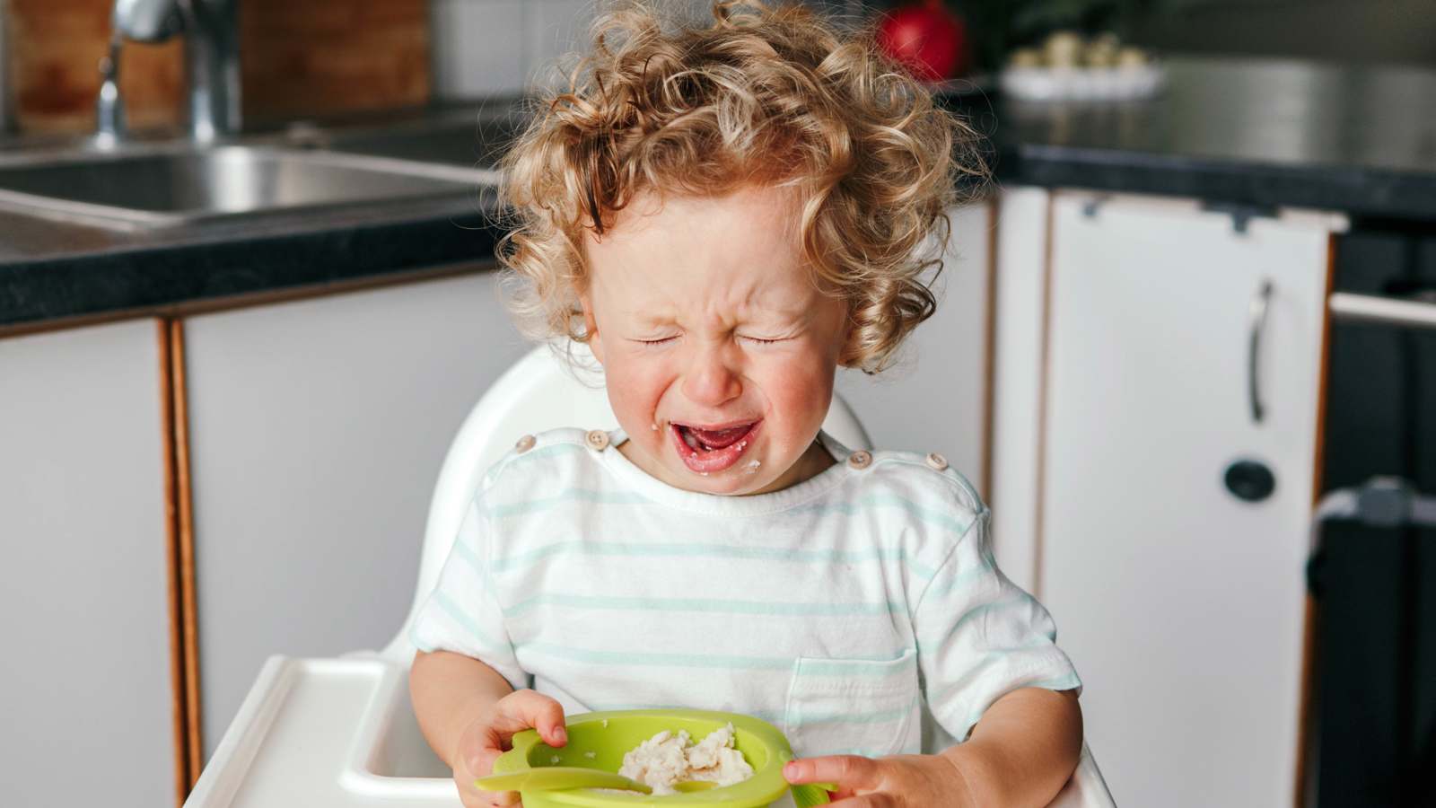 أحدها "التسنين".. تعرّف على أسباب رفض الأطفال تناول الطعام