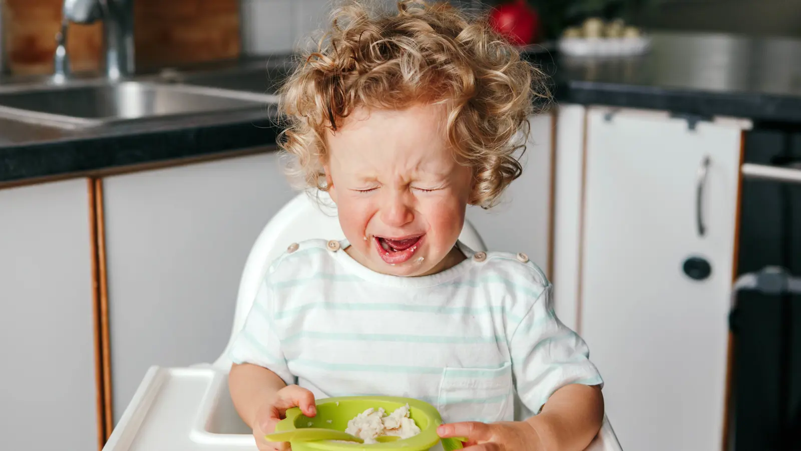 أحدها "التسنين".. تعرّف على أسباب رفض الأطفال تناول الطعام