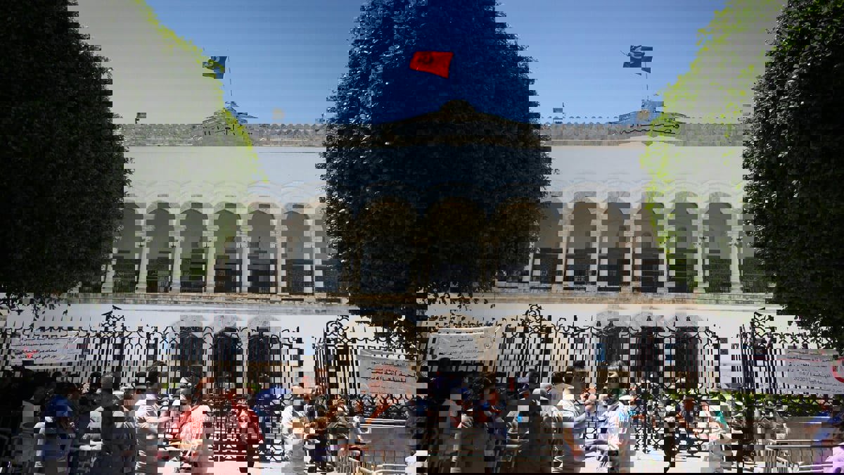 بعد إدانته بـ" التعذيب".. منع آخر وزير للداخلية التونسية في عهد بن علي من السفر