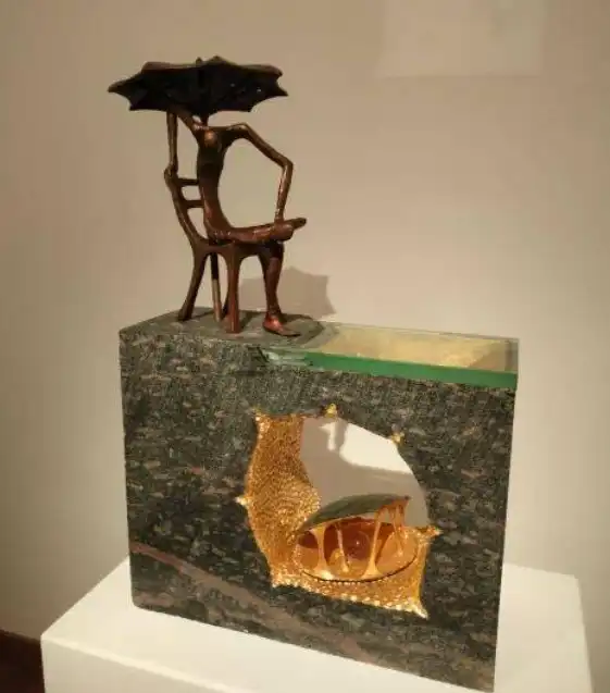 إحدى منحوتات المعرض