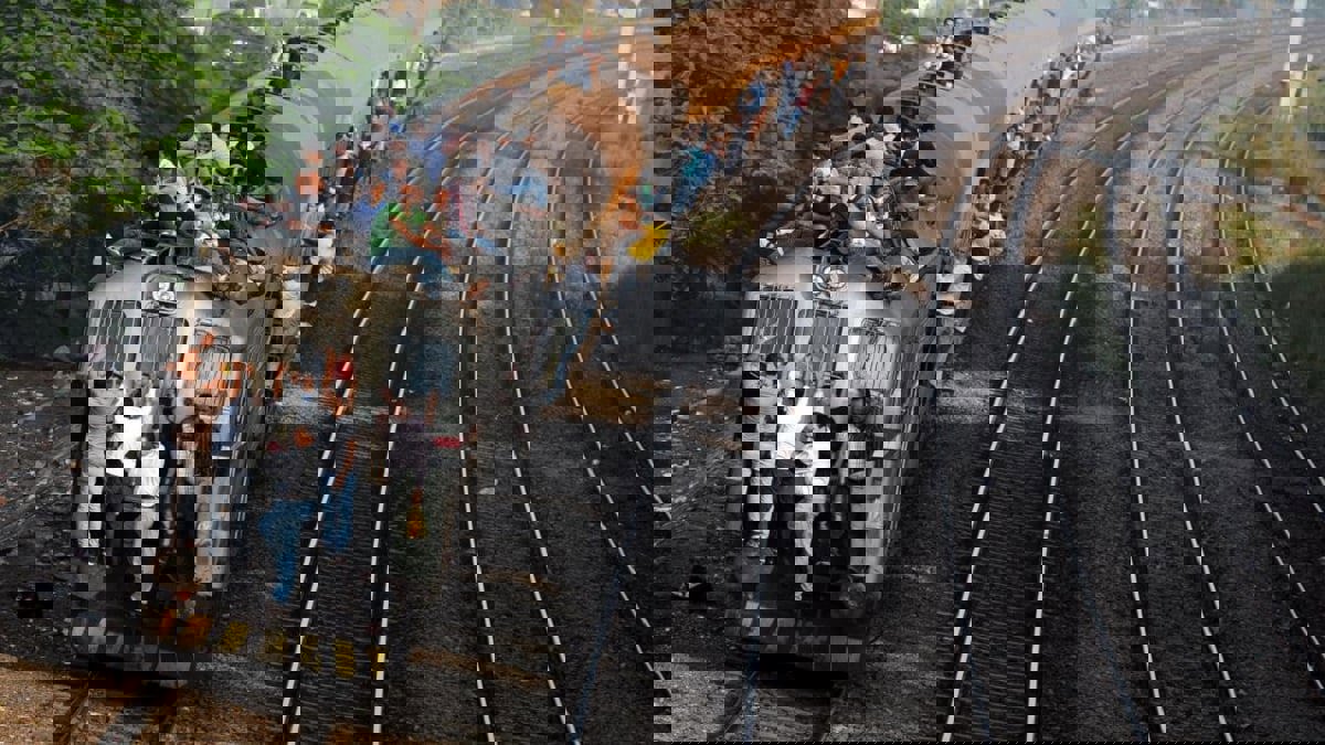 إيكونوميست: إصلاح البنية التحتية بقرض دولي قد ينهي حوادث القطارات في مصر