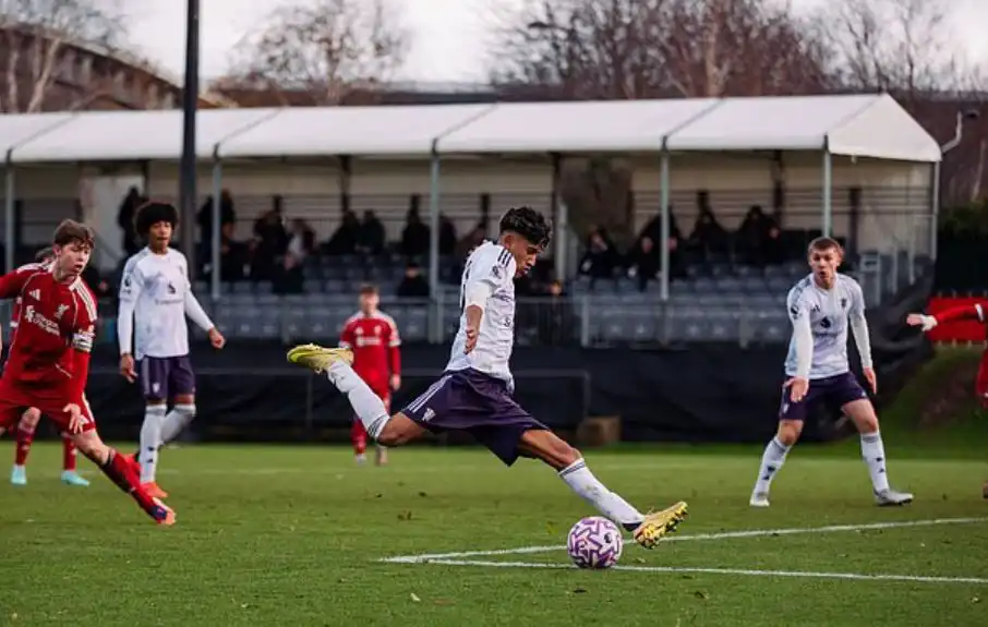 مباراة مانشستر يونايتد وليفربول في دوري 18 عاما