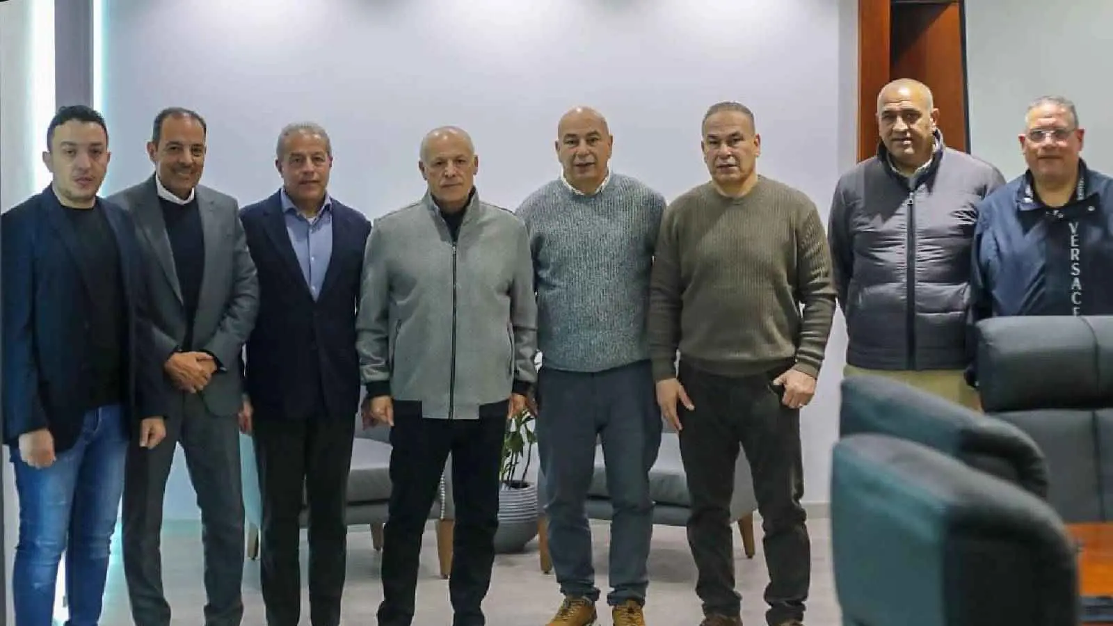 بعد أزمة التصريحات.. تفاصيل اجتماع رئيس الاتحاد المصري مع حسام حسن