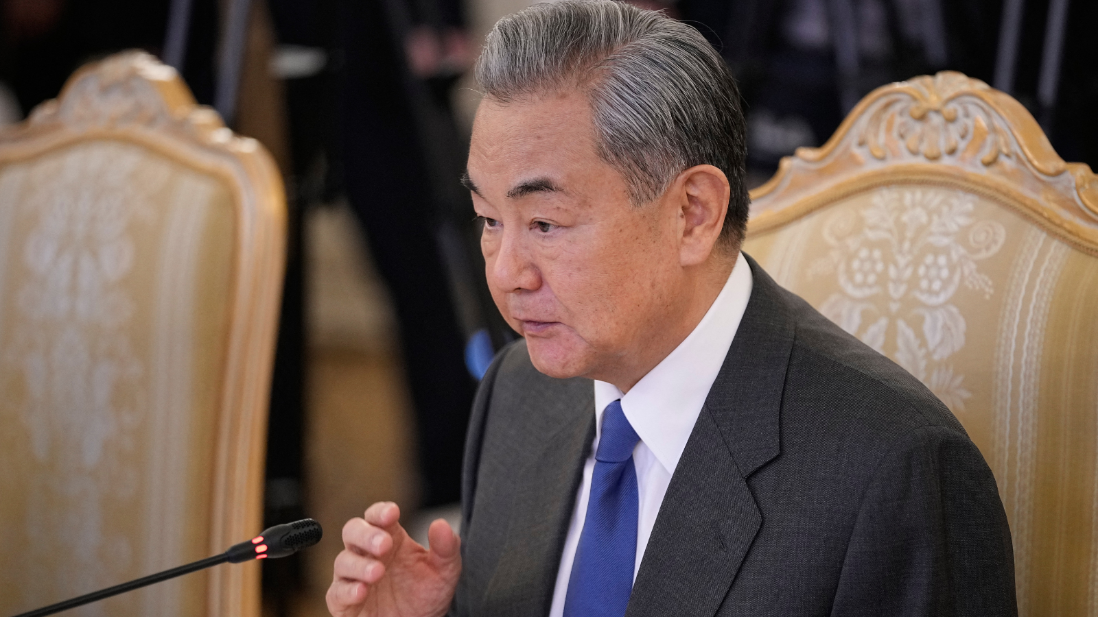 الصين تطرق أبواب أوروبا.. هل تفكك زيارة وانغ يي توازنات الحرب الأوكرانية؟