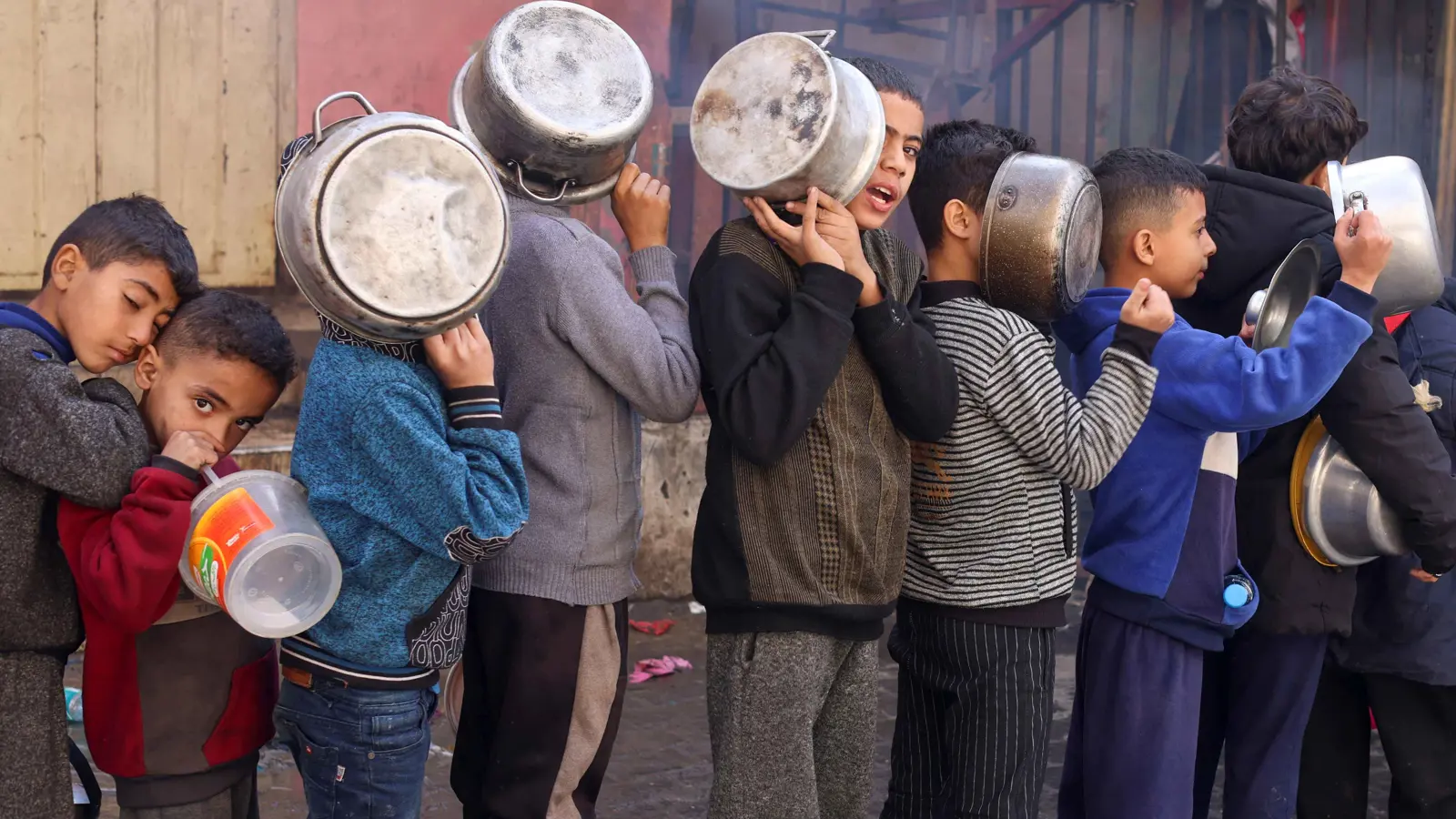 أطفال غزة.. 365 يومًا في مواجهة الجوع والمرض