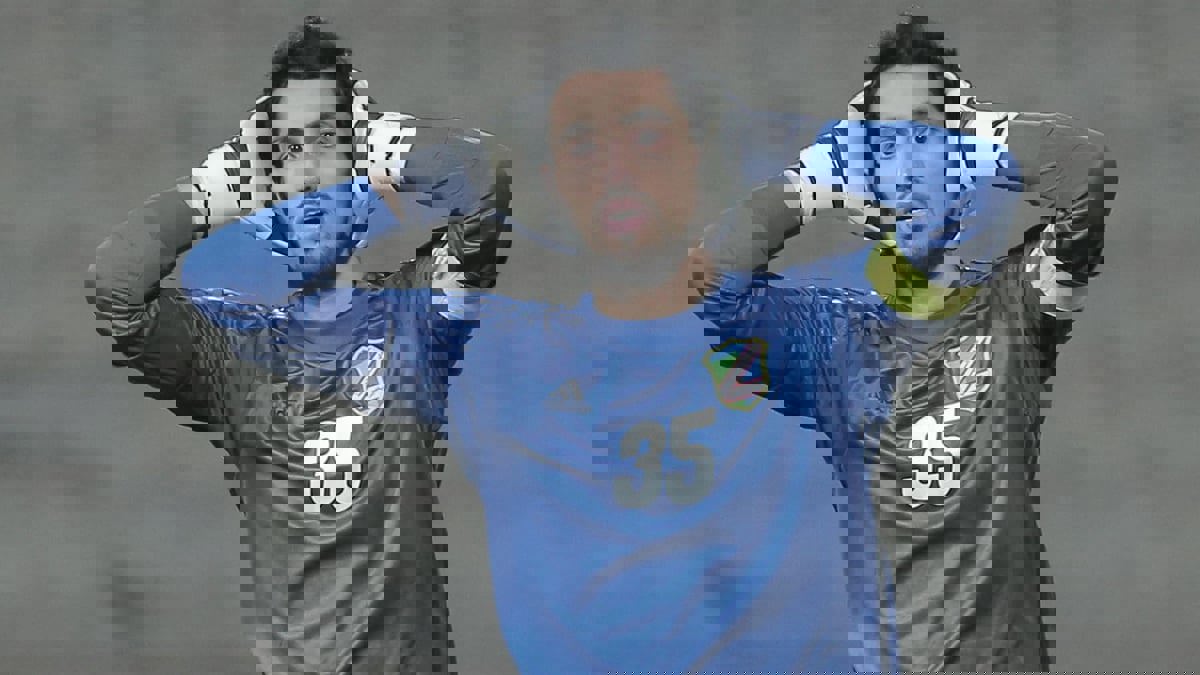 طرد خالد الرشيدي حارس القادسية لعرقلته حكم مباراة السالمية في الدوري الكويتي (فيديو)