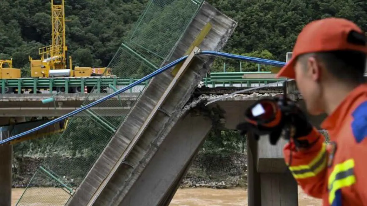 5 قتلى بانهيار جسر في الصين (فيديو)