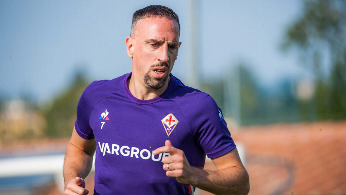 ريبيري يشتبك مع حكم مباراة فيورنتينا ولاتسيو ويواجه عقوبة الإيقاف بالدوري الإيطالي (فيديو)