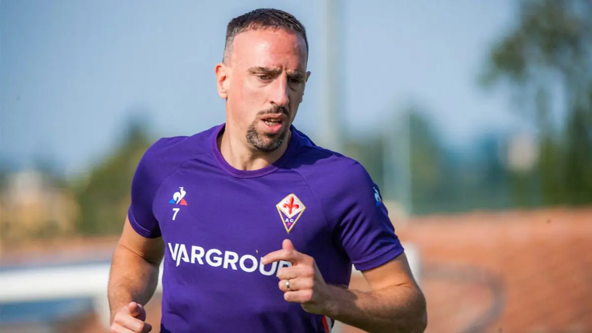 ريبيري يشتبك مع حكم مباراة فيورنتينا ولاتسيو ويواجه عقوبة الإيقاف بالدوري الإيطالي (فيديو)