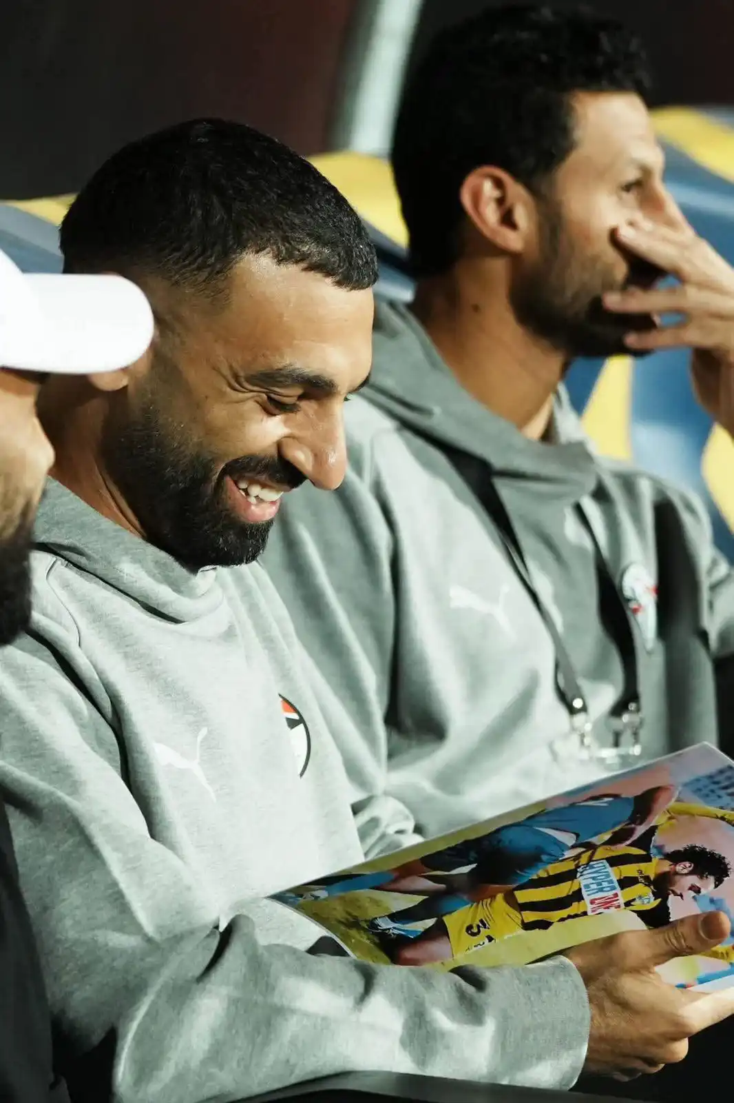 محمد صلاح يشاهد صورته بقميص المقاولون 