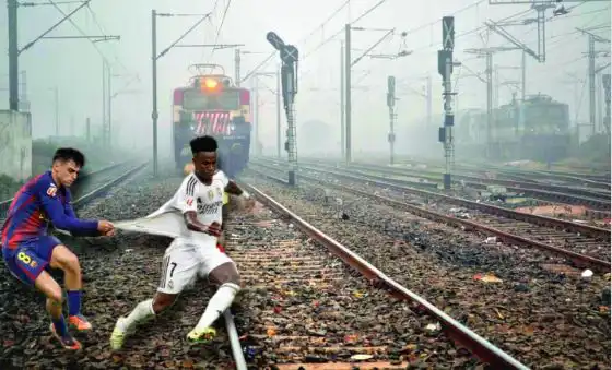 بيدري وهو يجذب قميص فينيسيوس