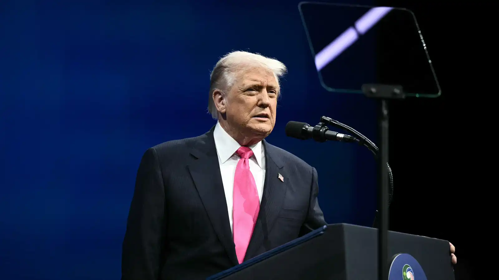 ساعة وسبيكة ذهبية وجوارب.. هدايا فاخرة قلَّصت جمارك ترامب المفروضة على سويسرا