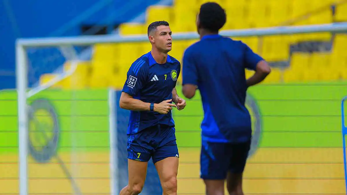 بعد "الجائزة الوهمية".. حساب الكرة الذهبية يصدم كريستيانو رونالدو (فيديو)