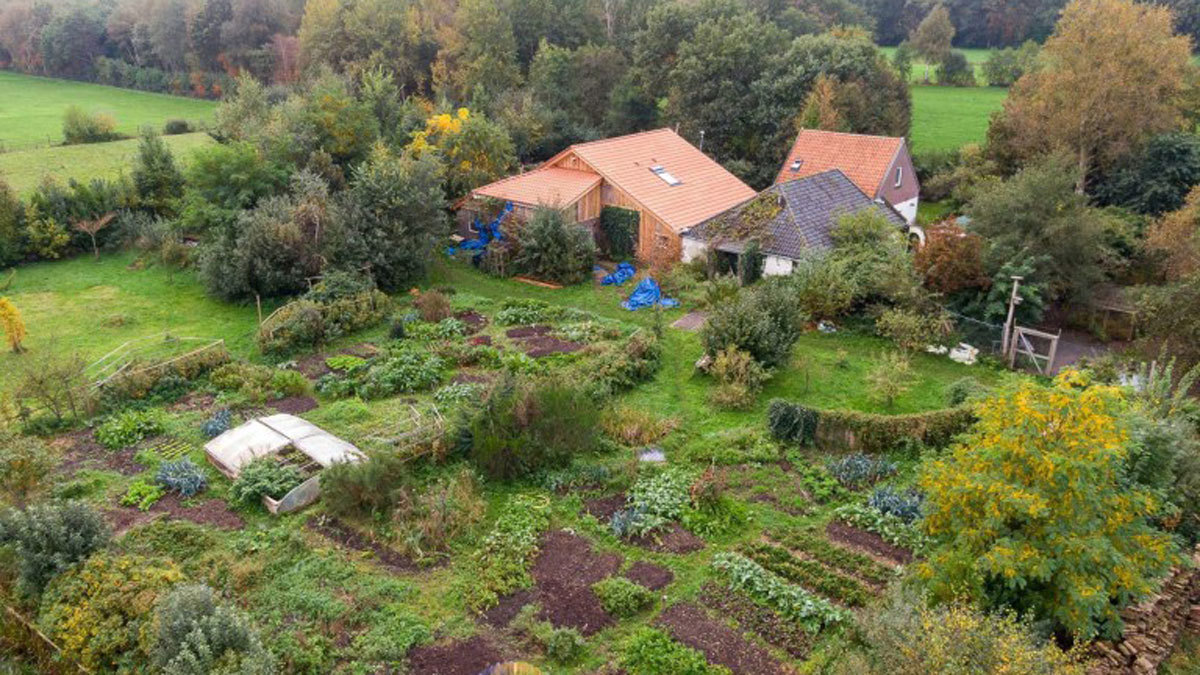 عجوز يُخبّئ أبناءه في منزل ريفي لتسعة أعوام بانتظار نهاية العالم