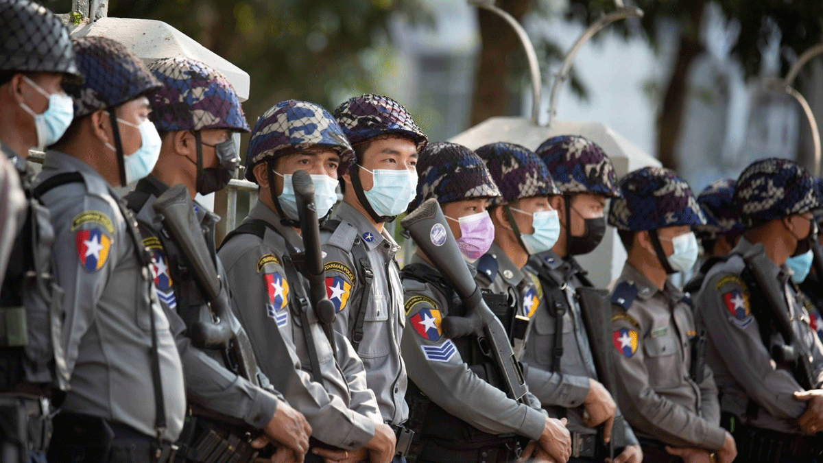 المئات يتظاهرون في العاصمة البورمية رانغون احتجاجا على "الانقلاب"