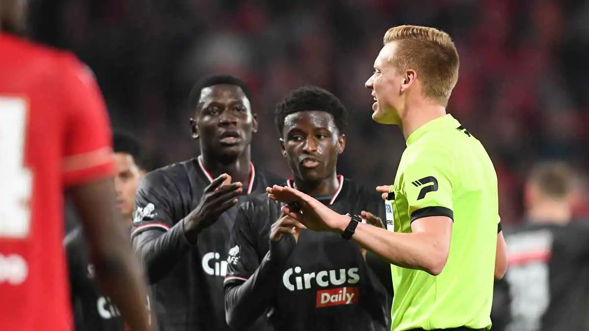 حكم يوقف مباراة في الدوري البلجيكي بعد إصابته بكوب بلاستيكي (فيديو)