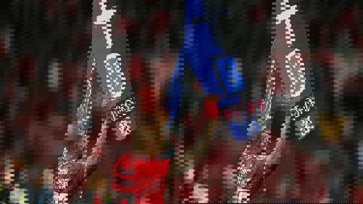 اشتباكات بين لاعبي غريميو وإنترناسيونال لاحتفالهم في الملعب بـ"توابيت كارتونية" (فيديو)