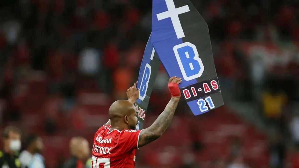 اشتباكات بين لاعبي غريميو وإنترناسيونال لاحتفالهم في الملعب بـ"توابيت كارتونية" (فيديو)