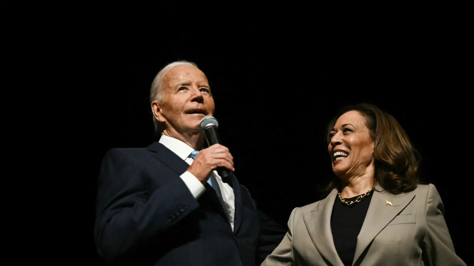 " تأخر كثيرًا ".. الديمقراطيون يحملون بايدن مسؤولية خسارة هاريس