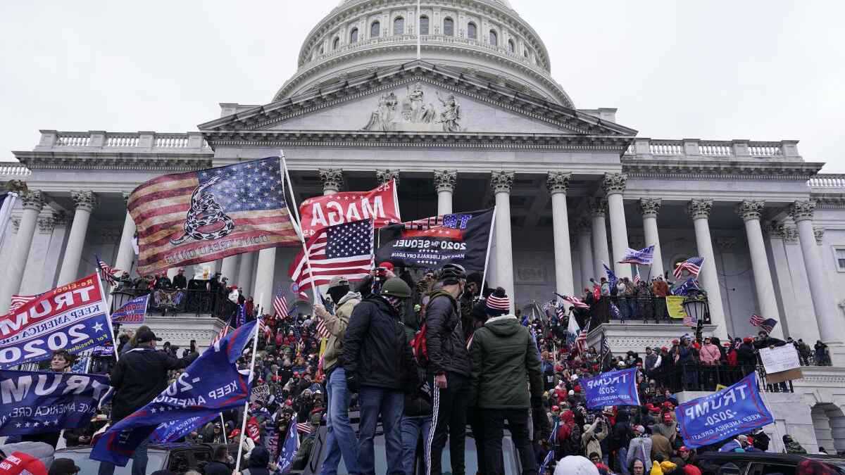 اقتحام وإضرام نار في الكابيتول.. من يقف وراء الحادث؟