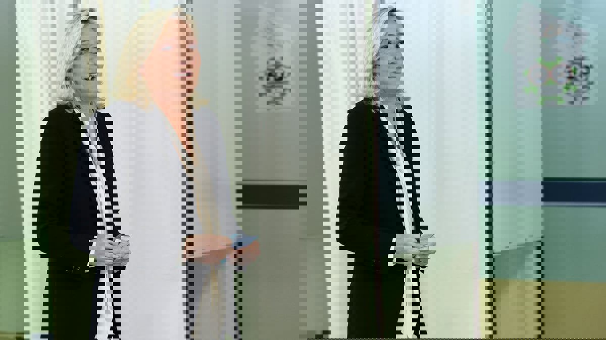 مارين لوبن.. يمينية متطرفة كوالدها لكن بخطاب أقل تشددا