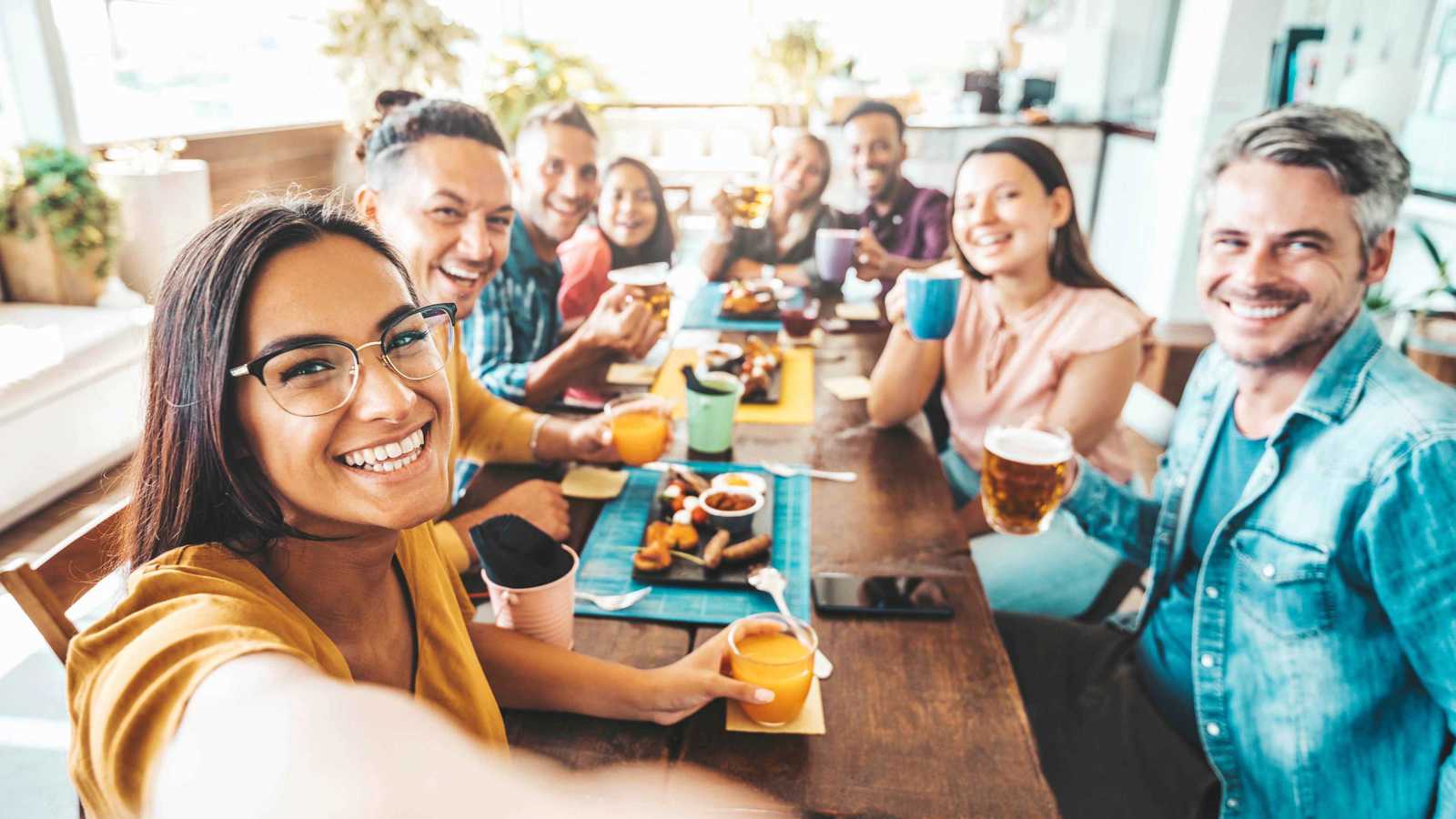 خبراء: نمط حياة جيل الألفية يزيد مخاطر الإصابة بالأورام مبكرا