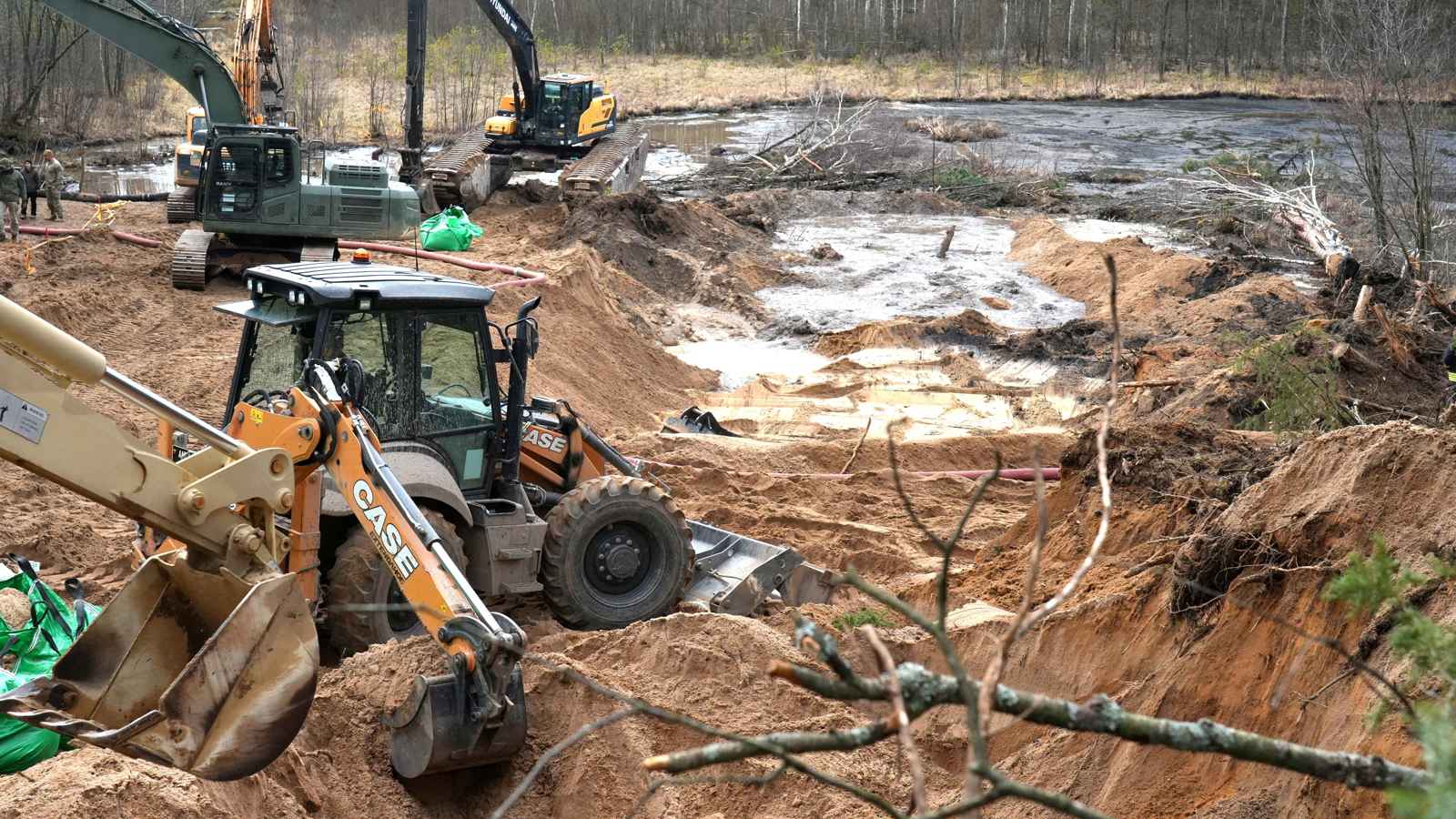 ليتوانيا.. مساع لانتشال جنود أمريكيين ابتلعهم مستنقع (فيديو)