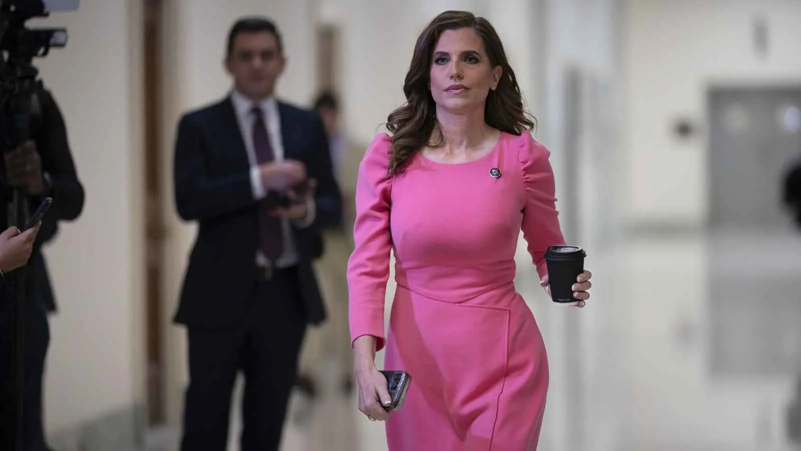 نشرت صورها عارية واتهمت خطيبها.. نائبة في الكونغرس تشعل الجدل (فيديو)