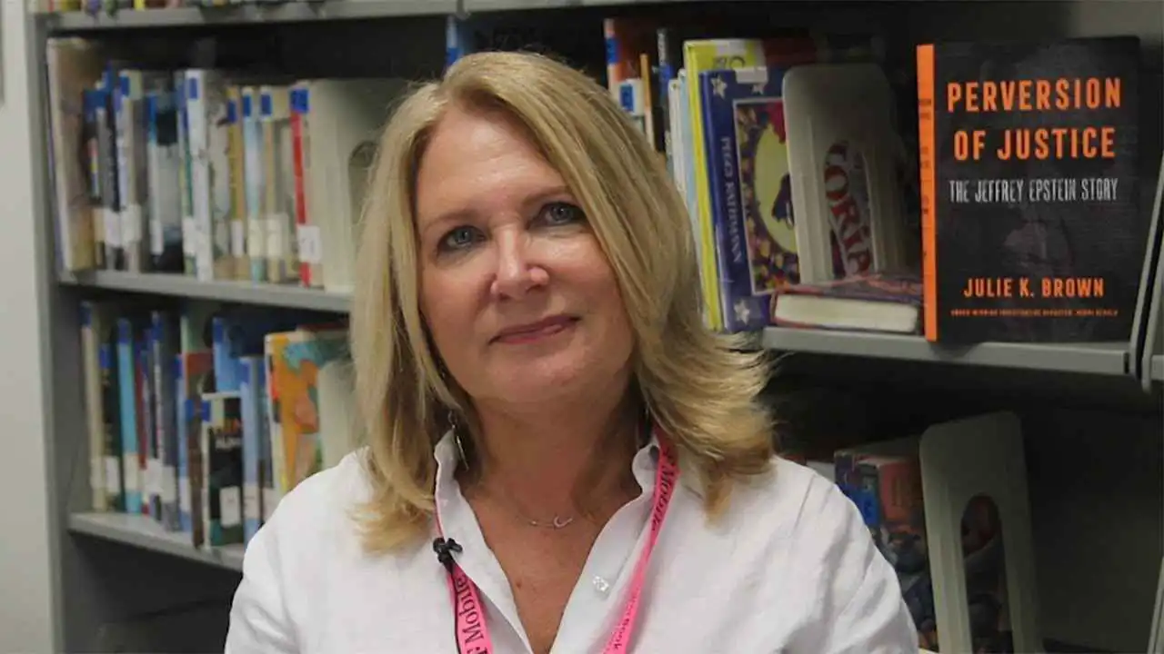 من هي جولي ك. براون الصحفية التي فجرت فضيحة إبستين؟