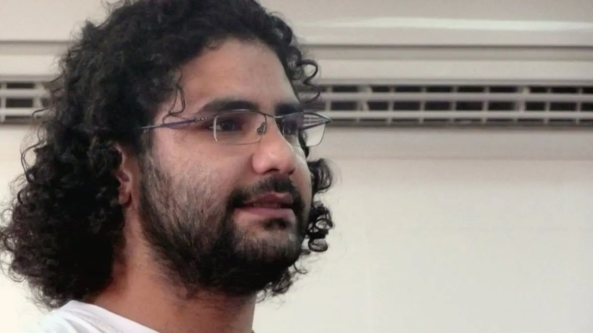 "النيابة المصرية" توضح حقيقة تعرض الناشط علاء عبدالفتاح للتعذيب بالسجن