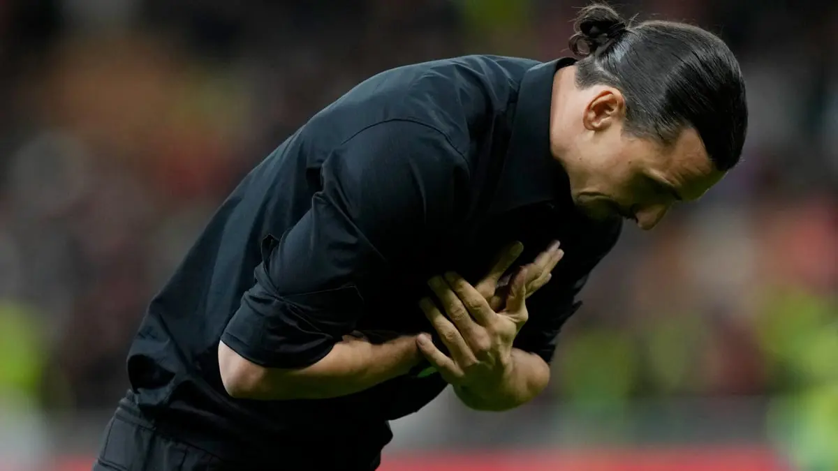 بكاء إبراهيموفيتش لحظة إعلان اعتزاله كرة القدم (فيديو)