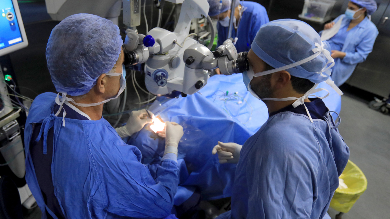 مطرب عراقي يعزف على العود خلال استئصال ورم من دماغه (فيديو)