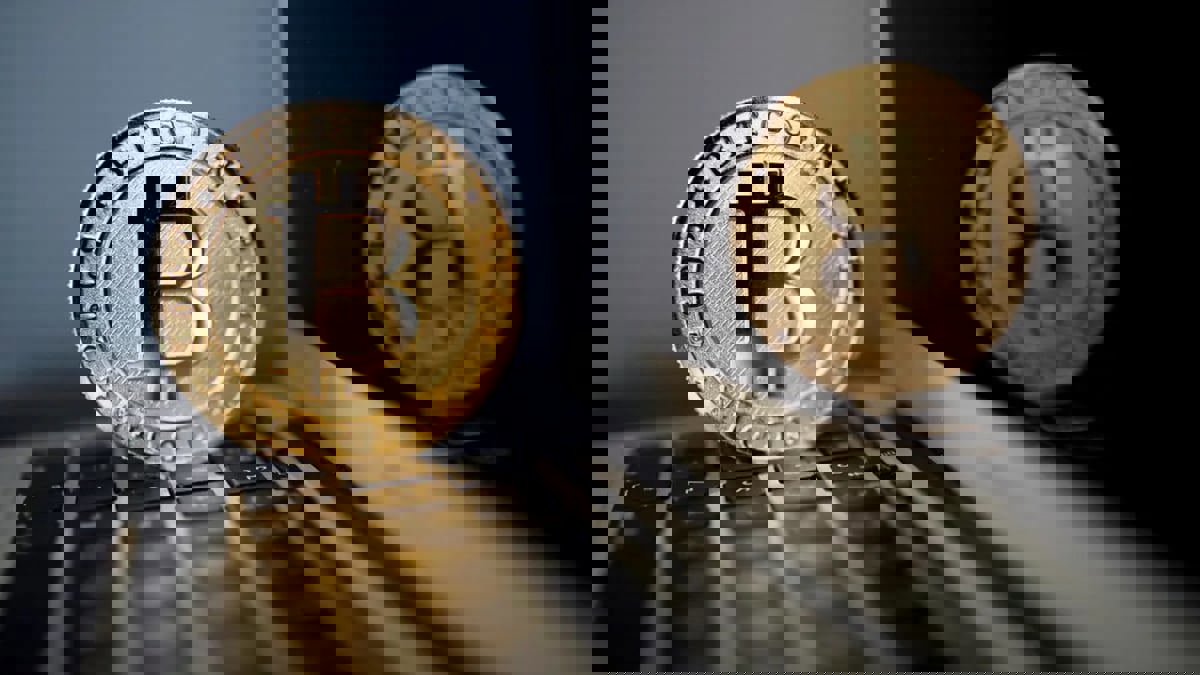 بريطانيا.. نظف منزله فرمى مليار جنيه إسترليني من "بيتكوين" في القمامة