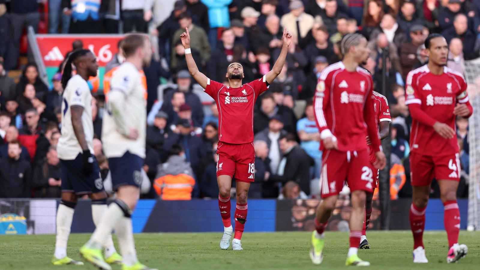 يجب بيعه فورًا.. أكثر لاعب أثار استياء جمهور ليفربول ضد وست هام 