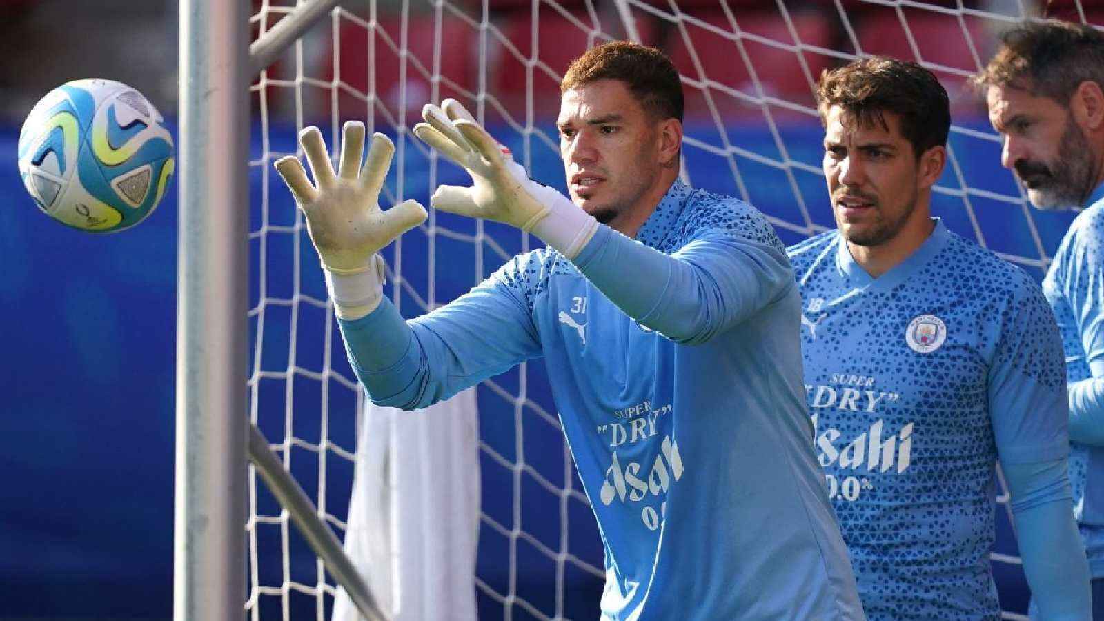 تحسبًا لرحيله إلى الاتحاد السعودي.. مانشستر سيتي يفاوض بديل إديرسون