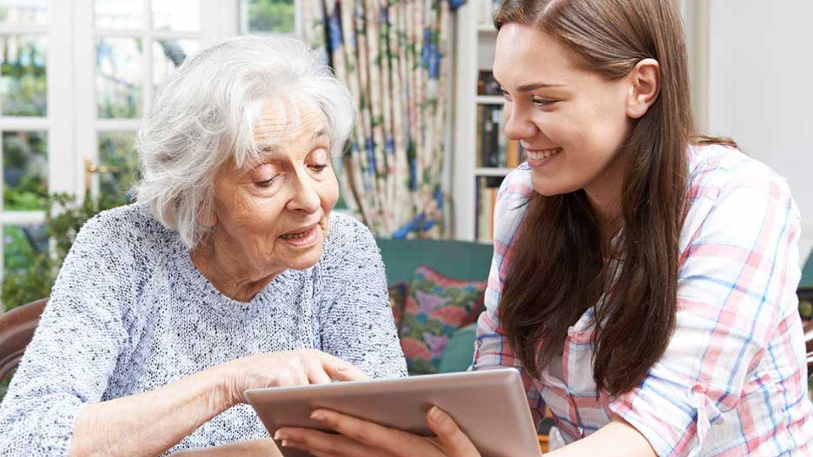 أكسبتهم قدرات ومهارات أساسية.. هكذا أثرت التكنولوجيا على كبار السن