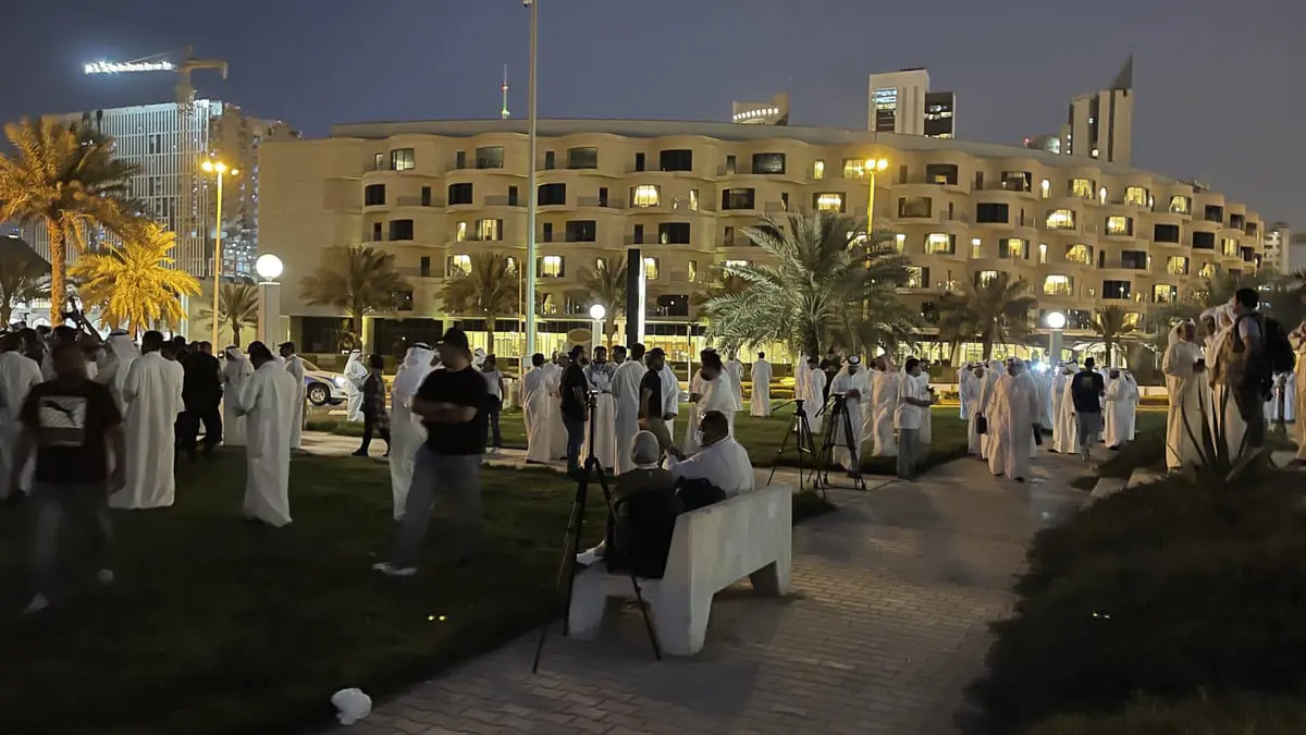 بمشاركة نواب.. عشرات الكويتيين يحتجون على حالة "الجمود السياسي"