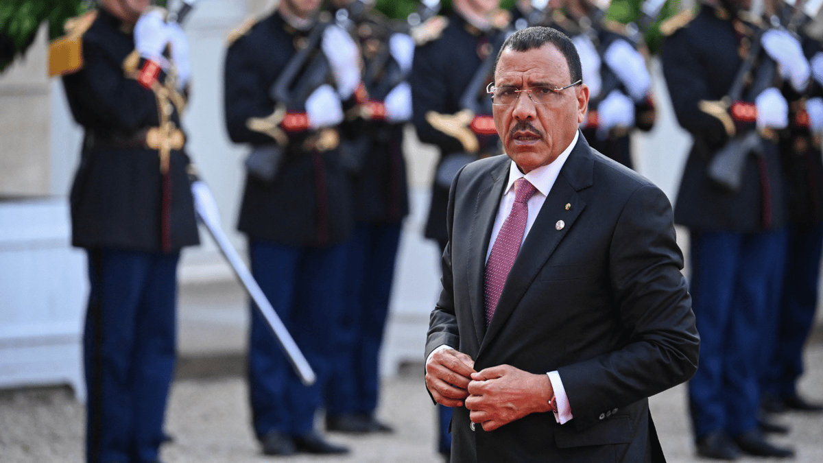  الاتفاق على مرحلة انتقالية في النيجر وخلاف بشأن مصير بازوم