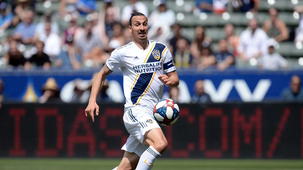 إيقاف زلاتان إبراهيموفيتش بعد تصرف عنيف في الدوري الأمريكي (فيديو)