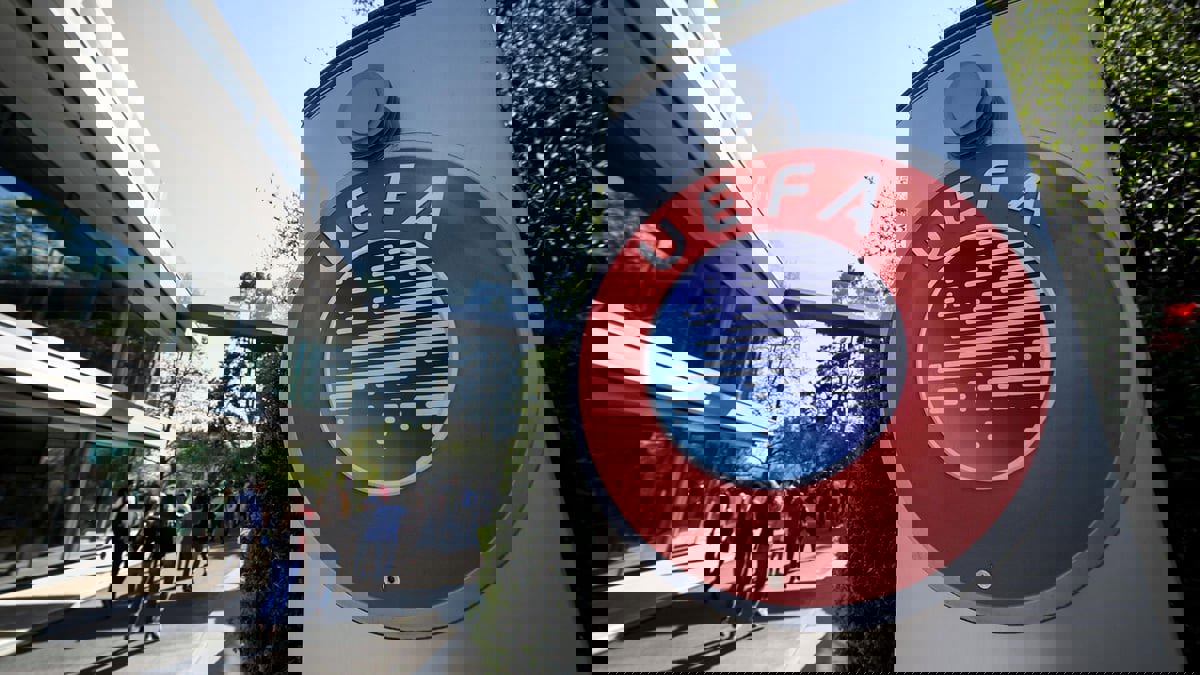 "يويفا" يتخذ قرارًا جديدا بشأن مشاركة الفرق الروسية في مسابقاته