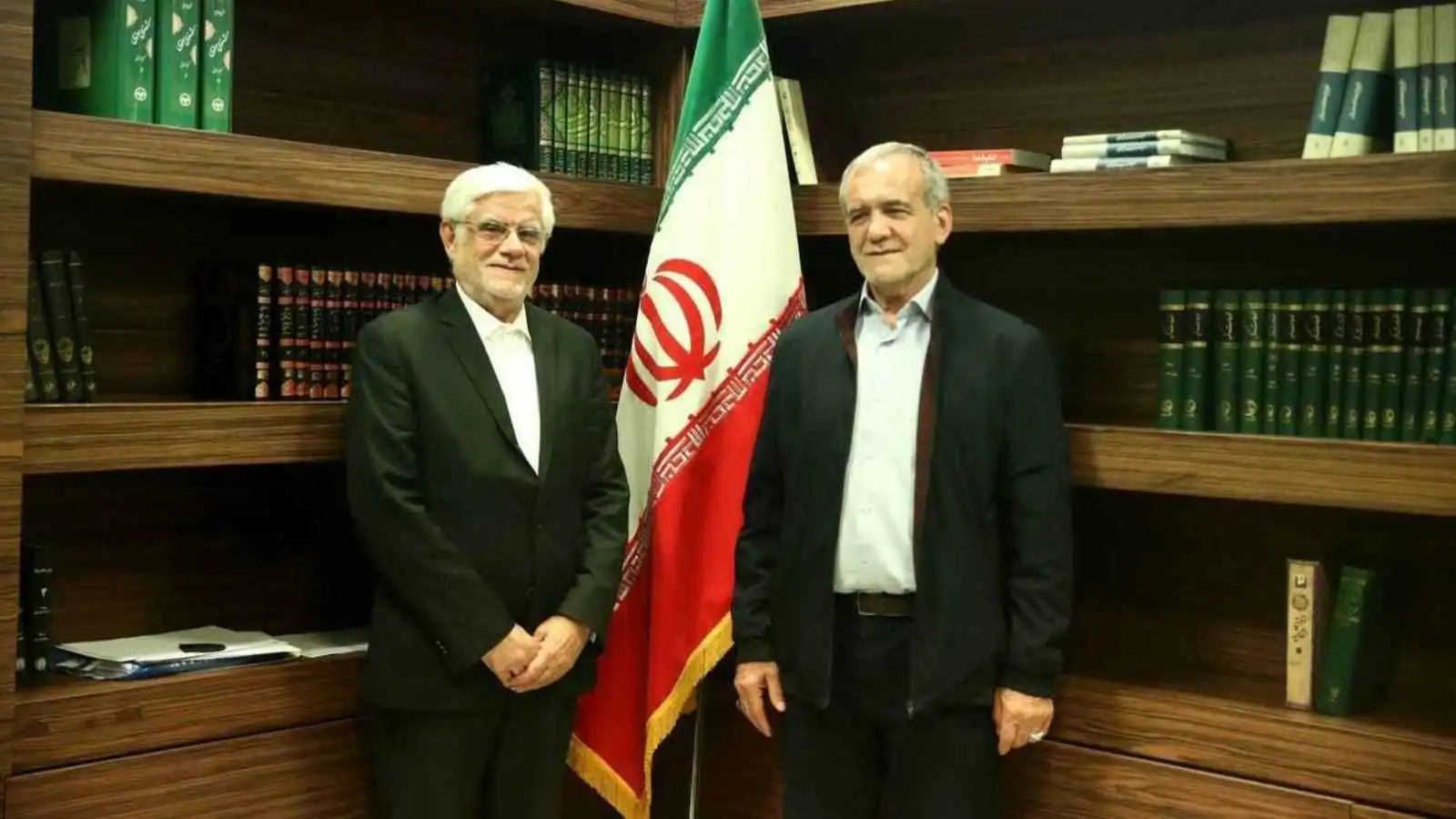 الرئيس الإيراني يرفض استقالة نائبه الأول محمد رضا عارف