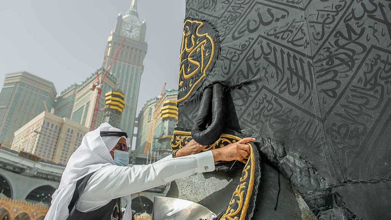 تسليم كسوة الكعبة المشرفة لسدنة بيت الله الحرام